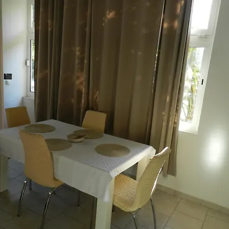 Apartman Lea *