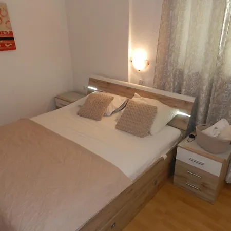 Apartman Lea *