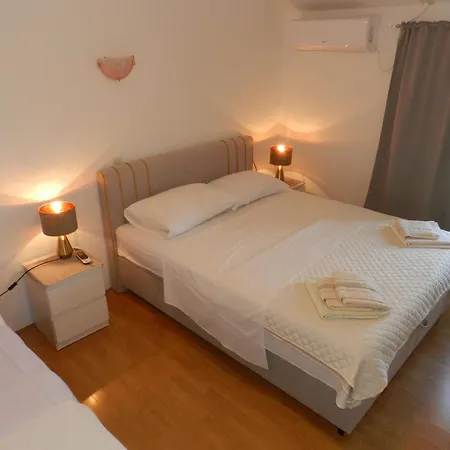 Apartman Lea *